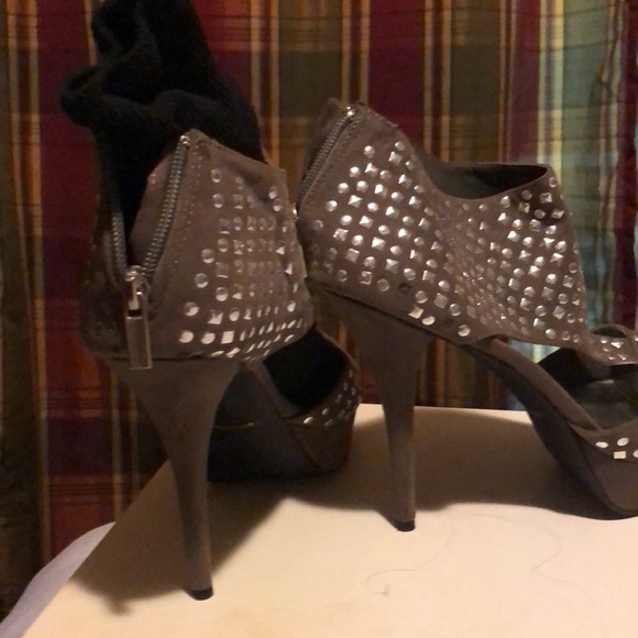 Taupe and silver stacked open toe pump w zipper - Picture 4 of 7